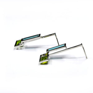 BOUCLES D'OREILLES EQUATION DAWN, indigolites et péridots sur or blanc 18 carats