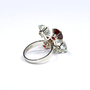 BAGUE FLORE PRINTEMPS, grenats et aigues-marines sur or blanc 18 carats
