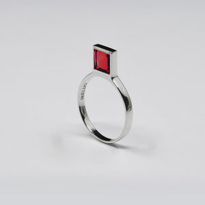 COLORE RED RING, garnet in 18 carat gold 